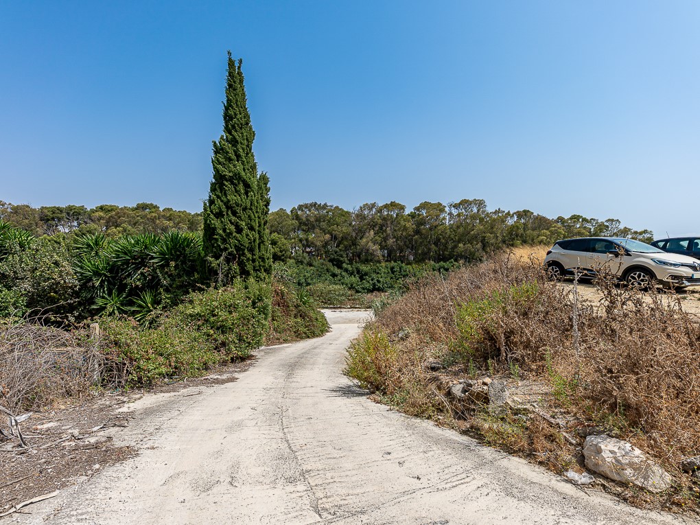 Grand terrain avec villa et piscine, à usage commercial et résidentiel à Churriana