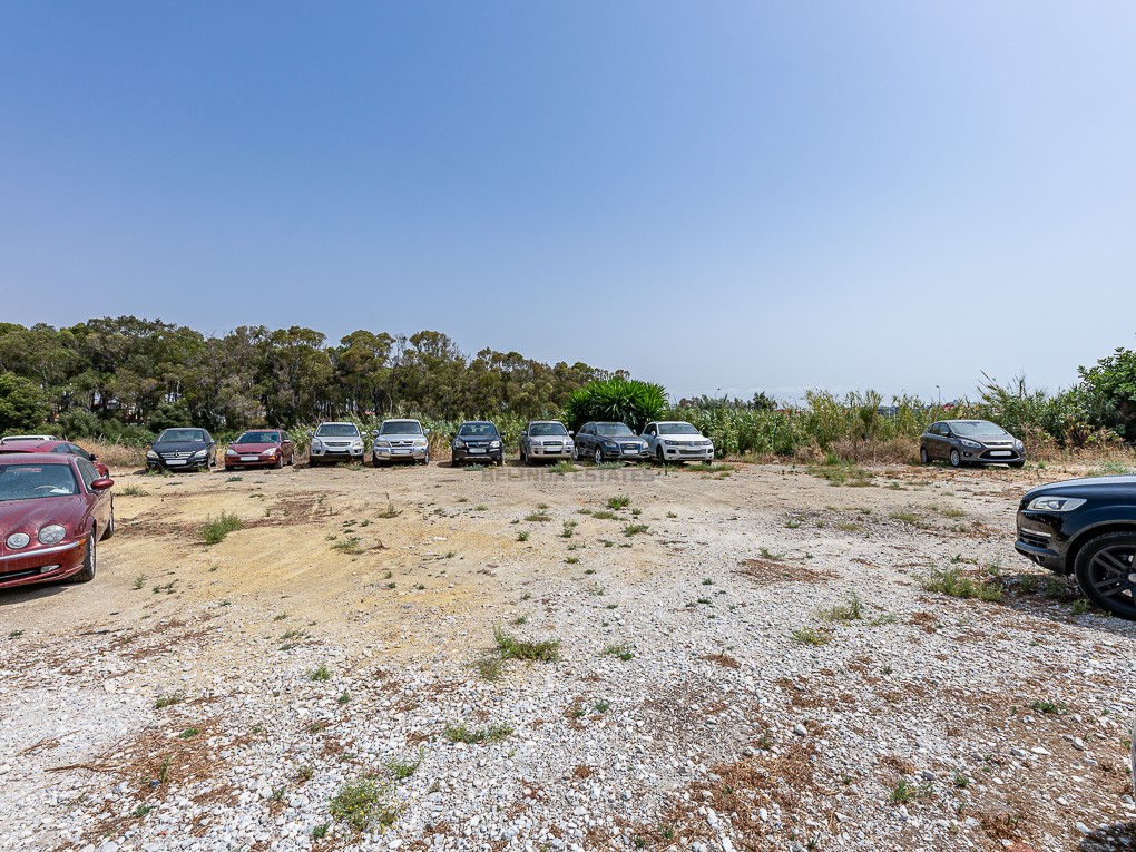 Grand terrain avec villa et piscine, à usage commercial et résidentiel à Churriana