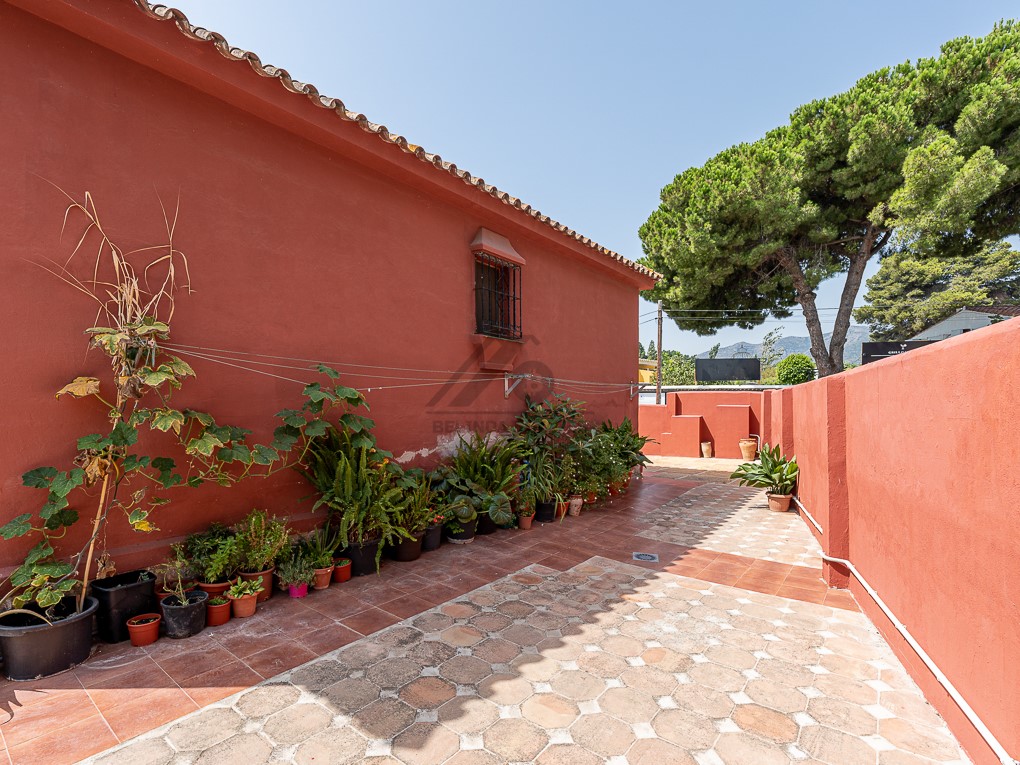 Grand terrain avec villa et piscine, à usage commercial et résidentiel à Churriana