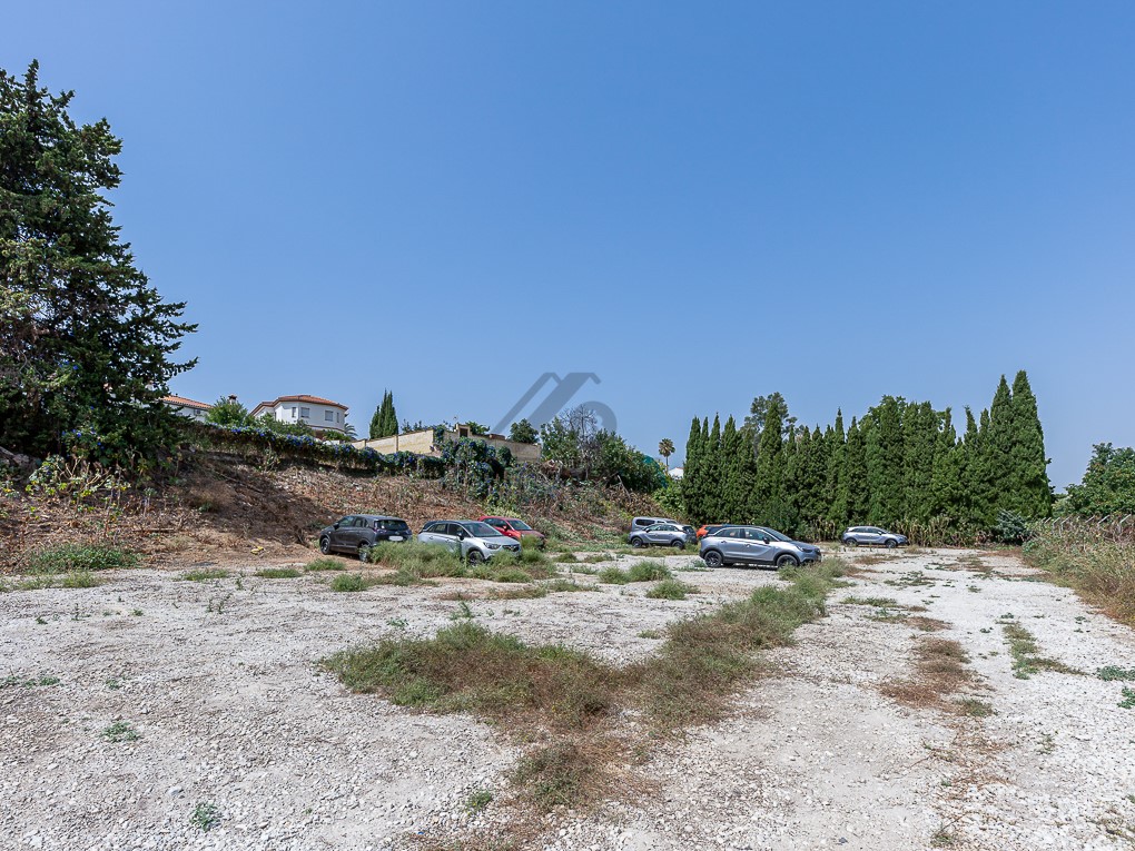 Grand terrain avec villa et piscine, à usage commercial et résidentiel à Churriana