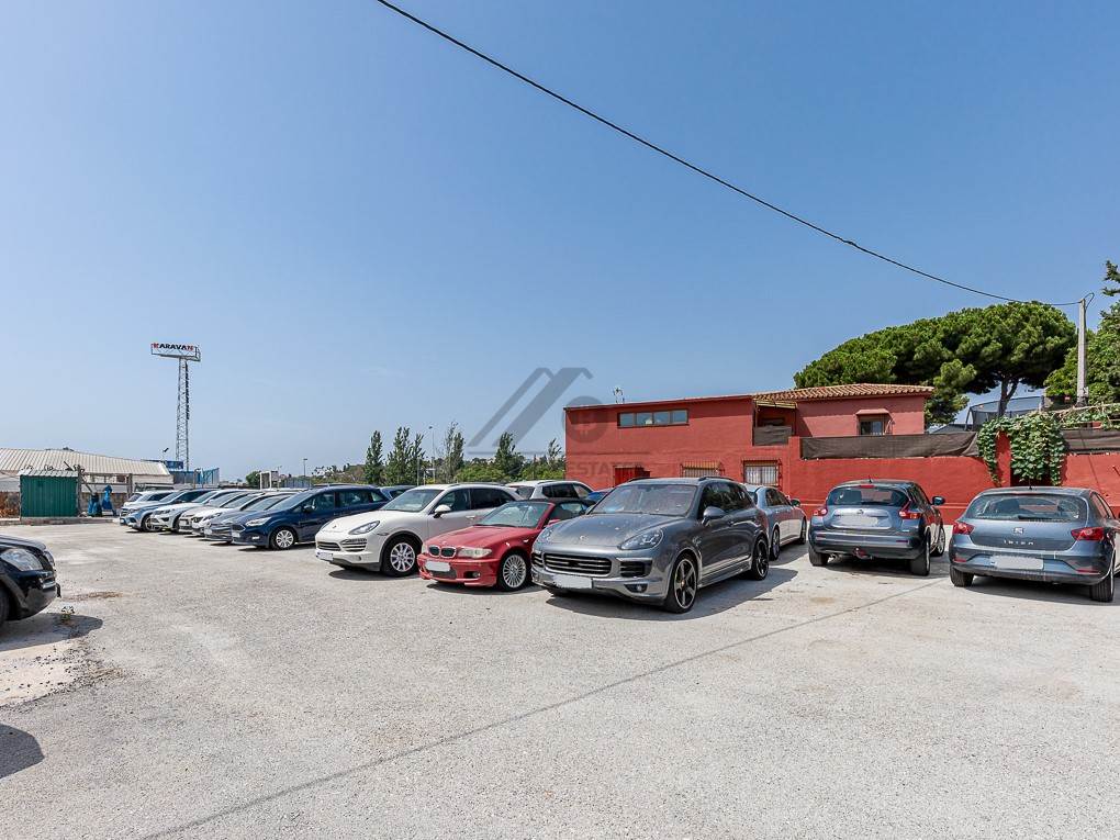 Grand terrain avec villa et piscine, à usage commercial et résidentiel à Churriana