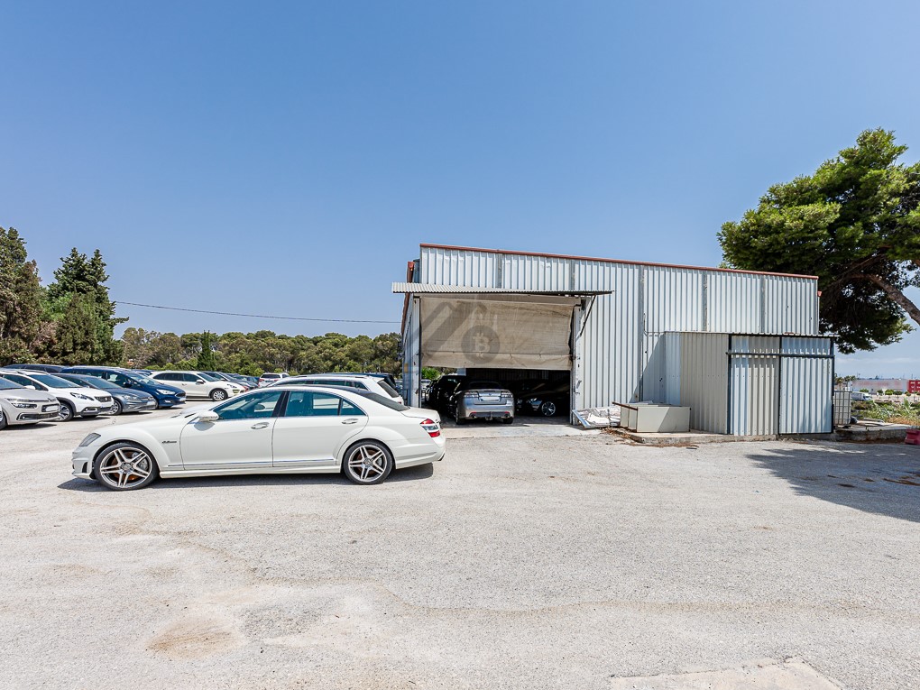 Grand terrain avec villa et piscine, à usage commercial et résidentiel à Churriana