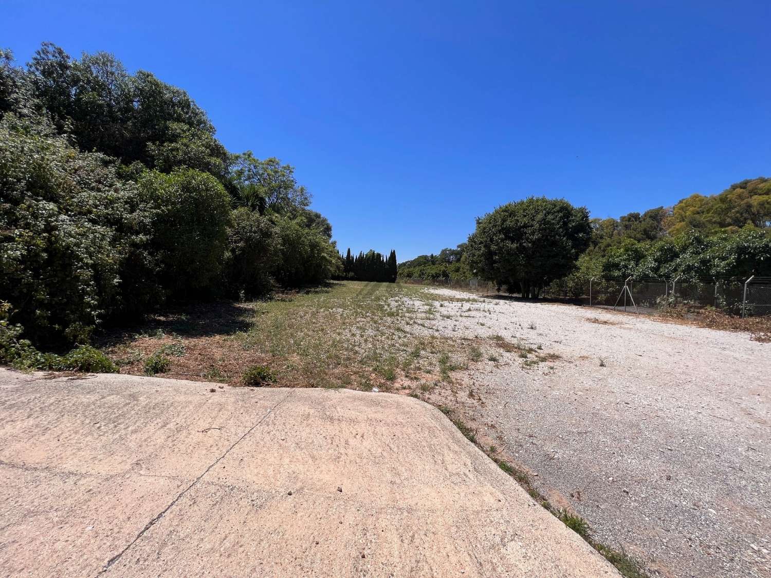 Gran terreno con villa y piscina, de uso comercial y residencial en Churriana