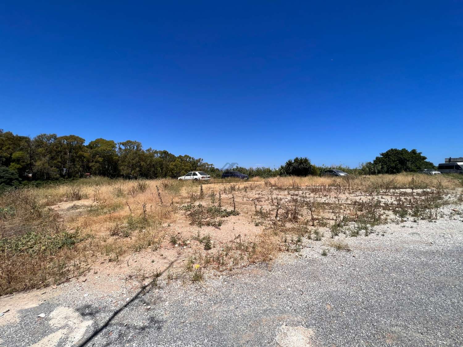 Gran terreno con villa y piscina, de uso comercial y residencial en Churriana