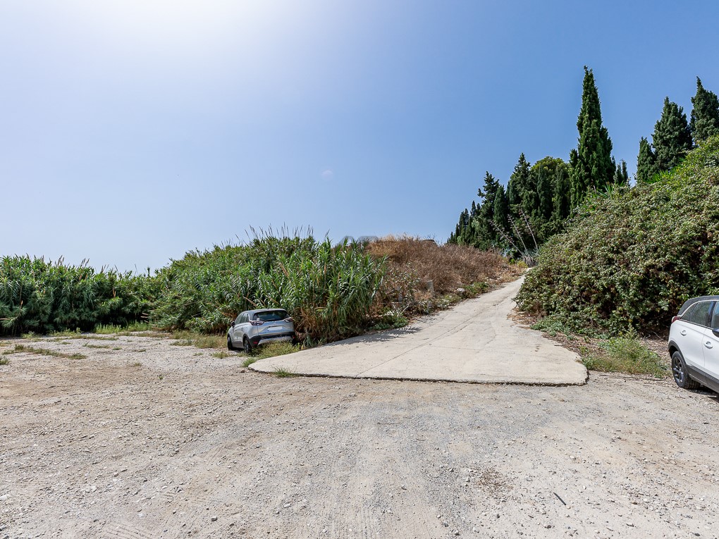 Grand terrain avec villa et piscine, à usage commercial et résidentiel à Churriana