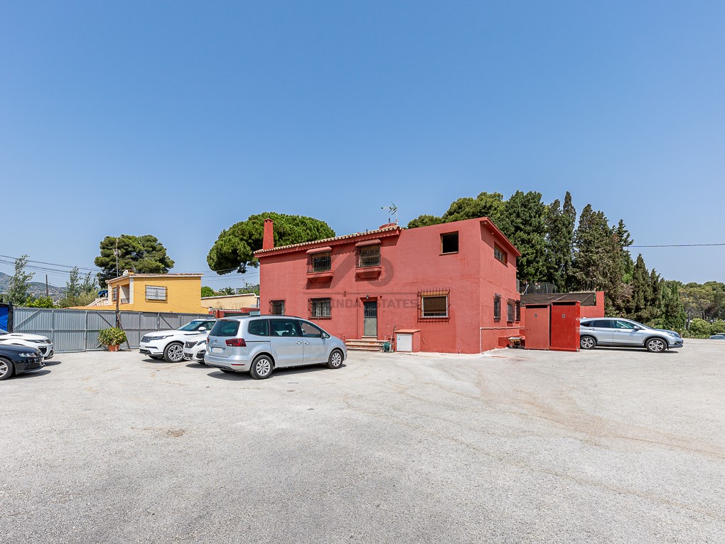 Grand terrain avec villa et piscine, à usage commercial et résidentiel à Churriana