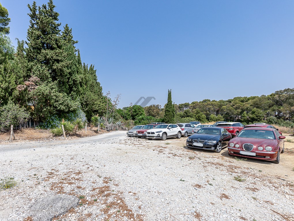 Gran terreno con villa y piscina, de uso comercial y residencial en Churriana