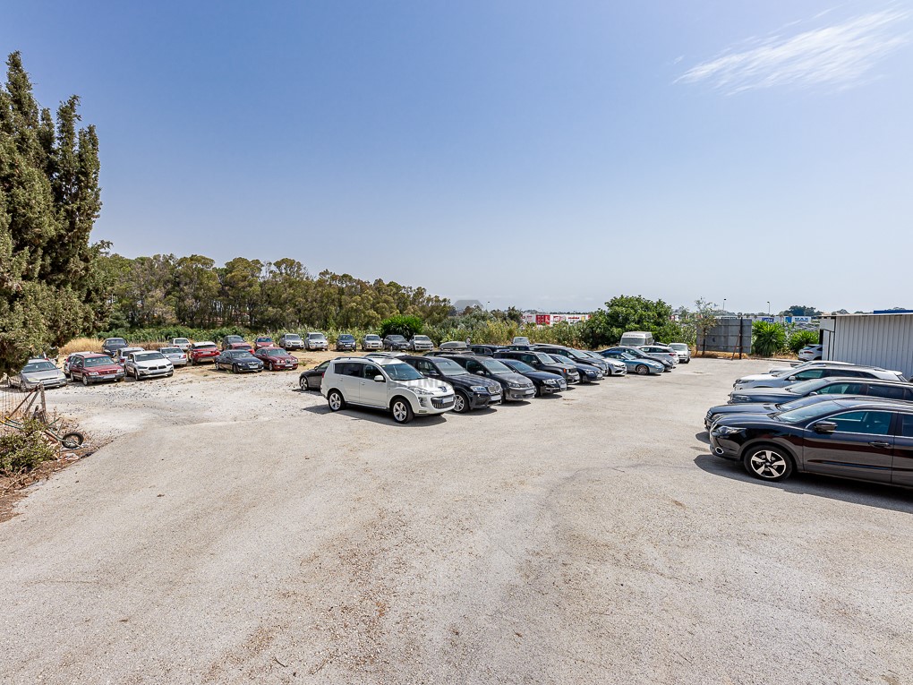 Grand terrain avec villa et piscine, à usage commercial et résidentiel à Churriana