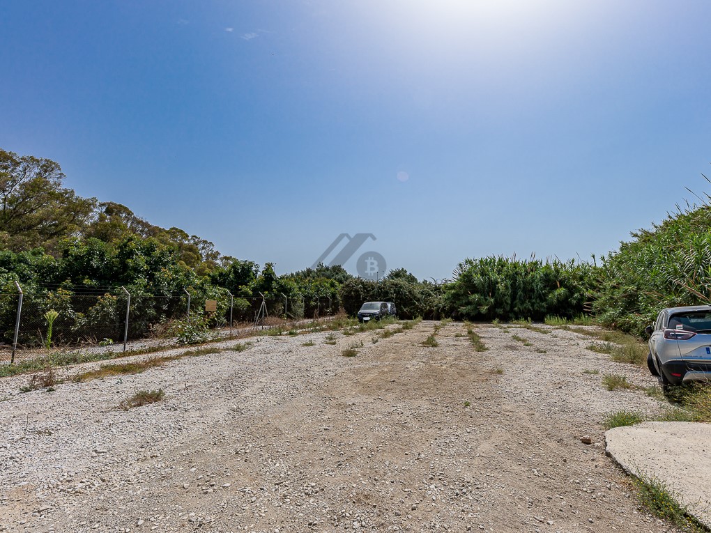 Gran terreno con villa y piscina, de uso comercial y residencial en Churriana