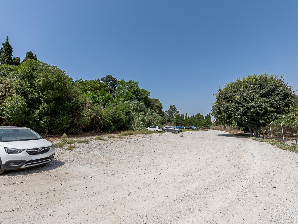 Gran terreno con villa y piscina, de uso comercial y residencial en Churriana