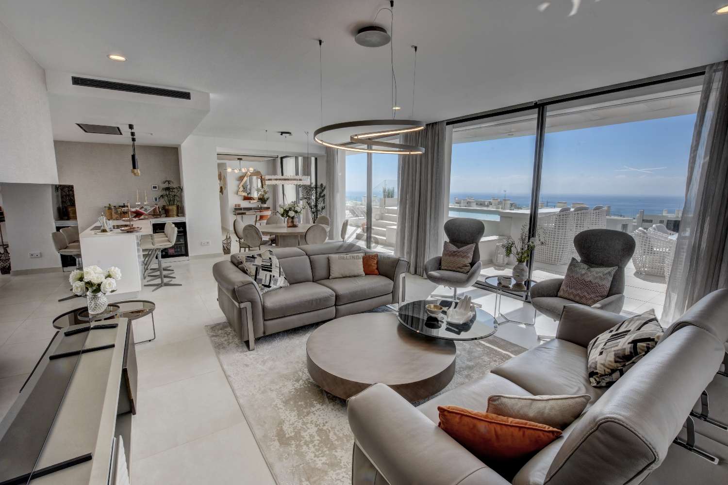 Ruim luxe penthouse in El Higuerón, 1,5 km van het strand