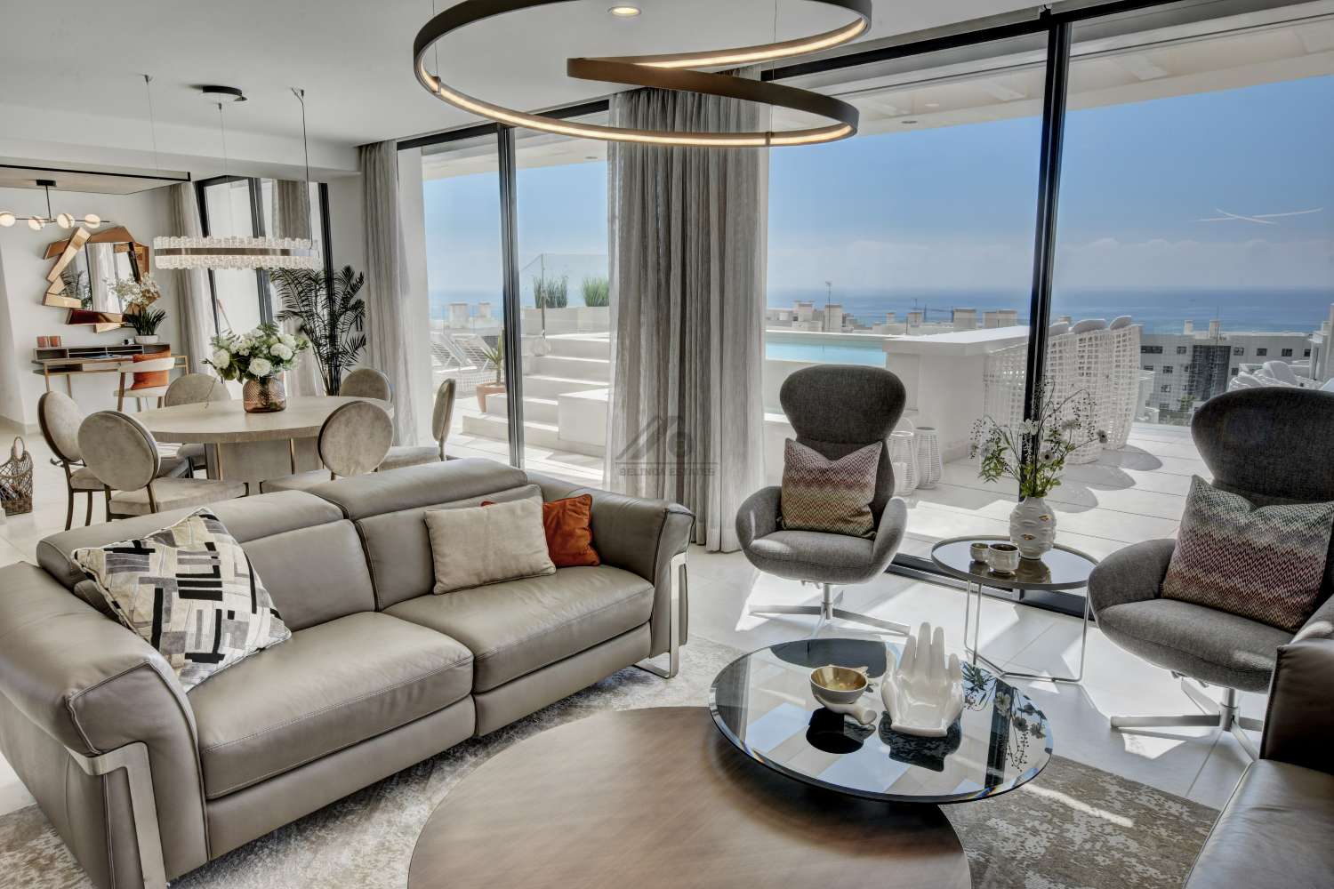 Ruim luxe penthouse in El Higuerón, 1,5 km van het strand