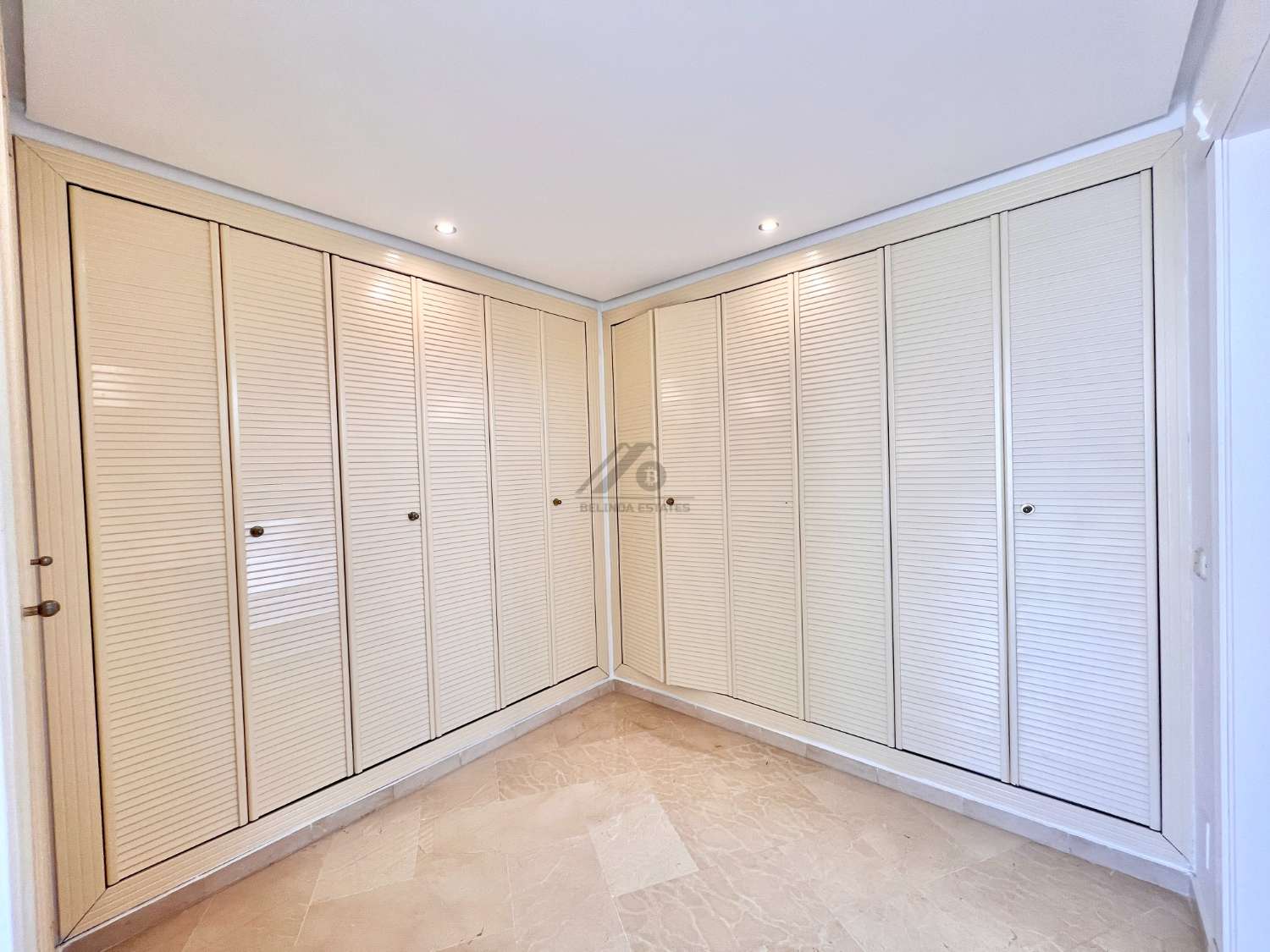 Duplex penthouse met sauna en garage in Puerto Marina