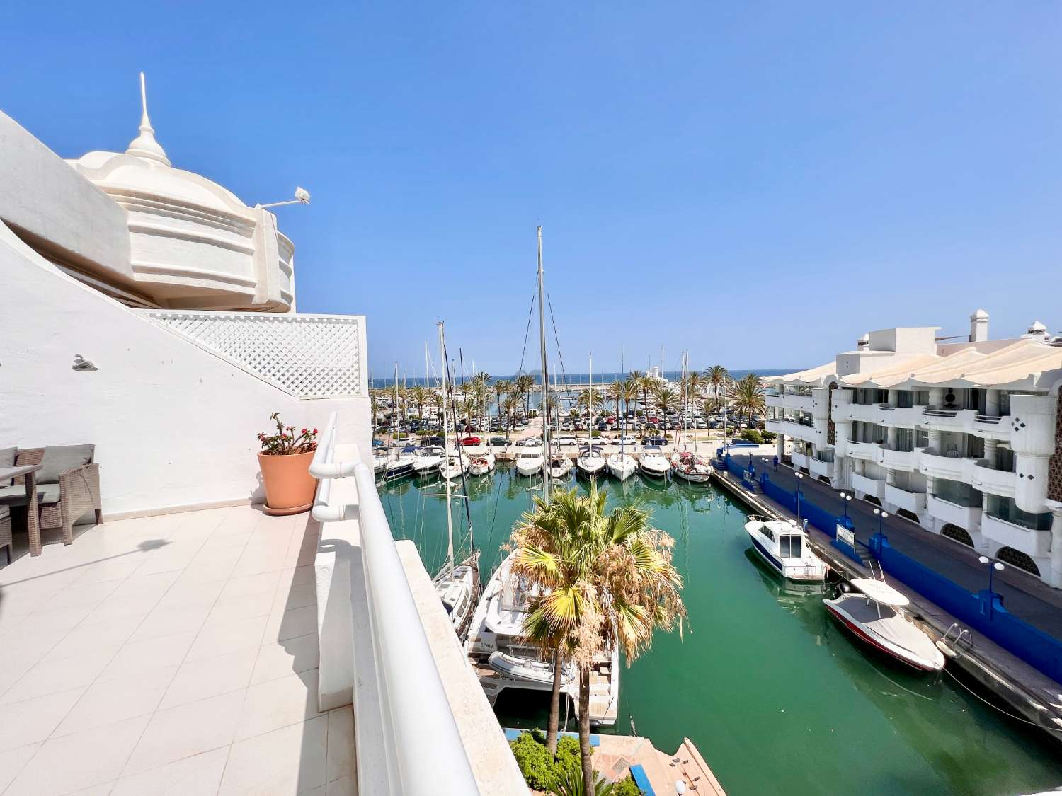 Duplex-Penthouse mit Sauna und Garage in Puerto Marina