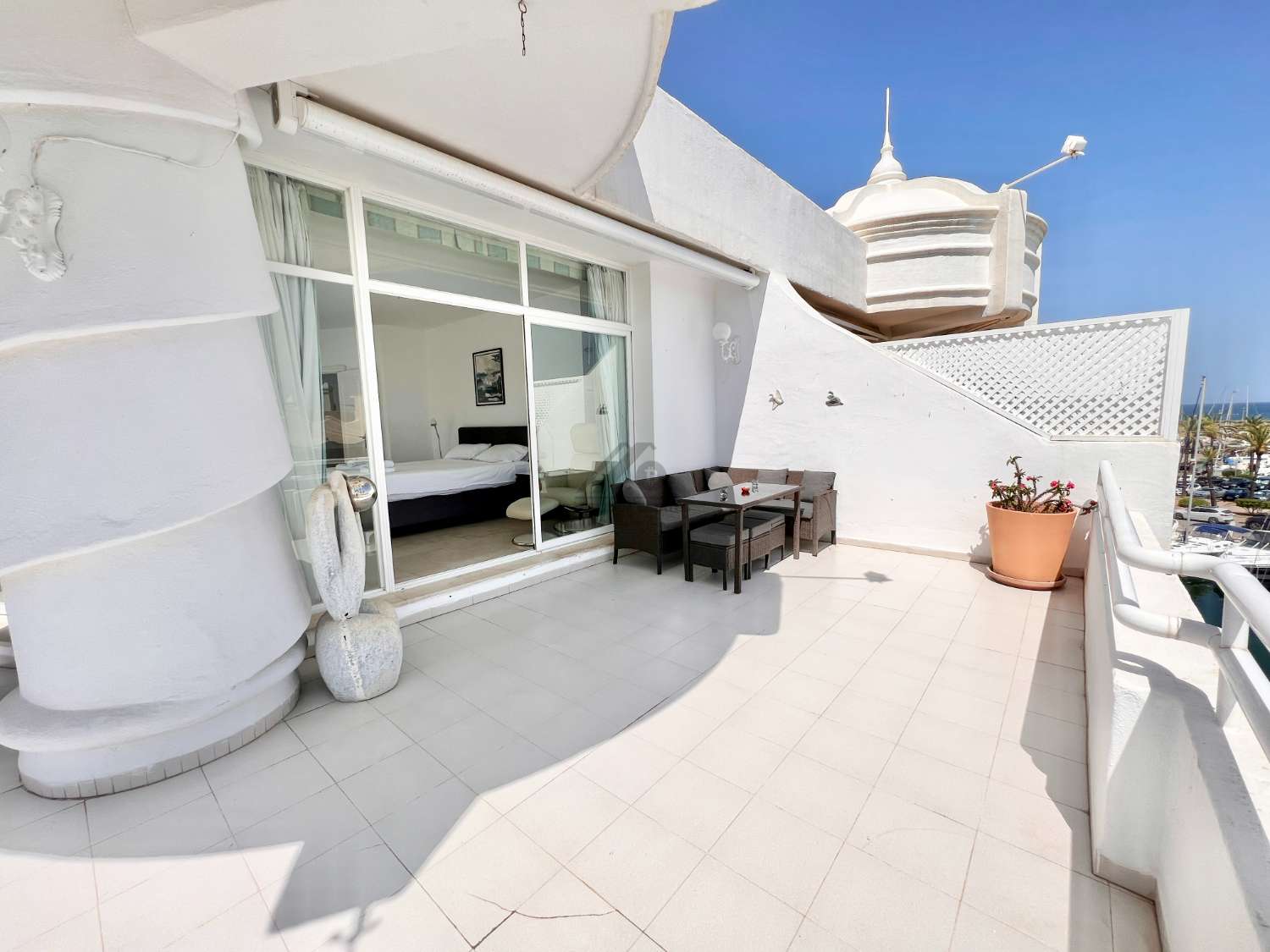 Duplex-Penthouse mit Sauna und Garage in Puerto Marina