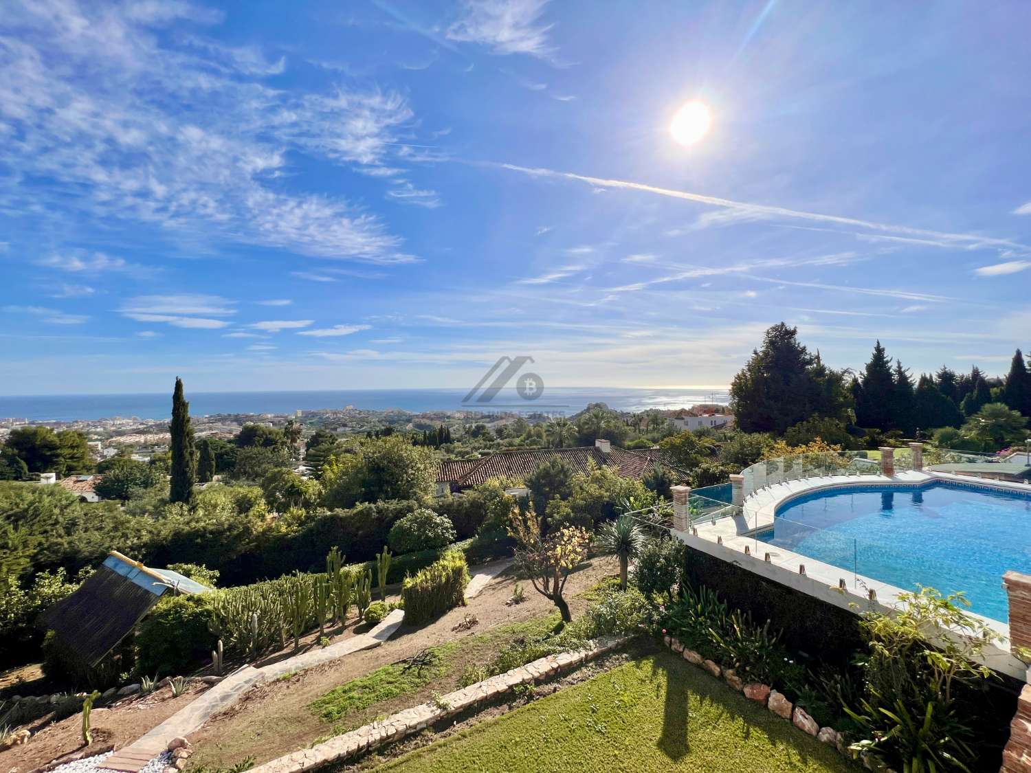 Fabuleuse villa avec piscine et projet pour une autre maison à Rancho Domingo