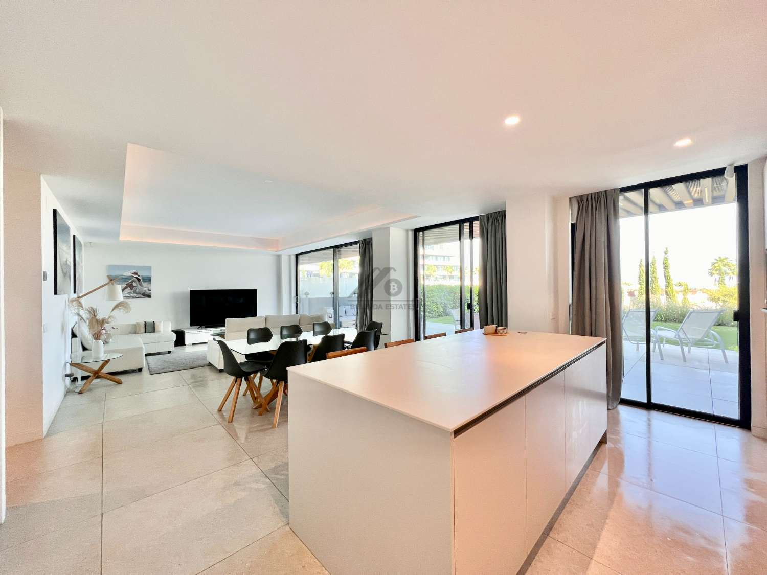 Luminoso apartamento con jardin privado en primera linea de playa