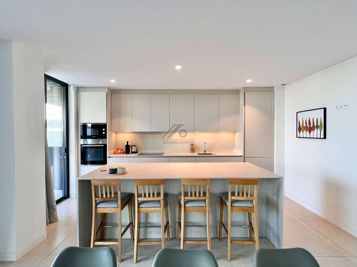 Luminoso apartamento con jardin privado en primera linea de playa
