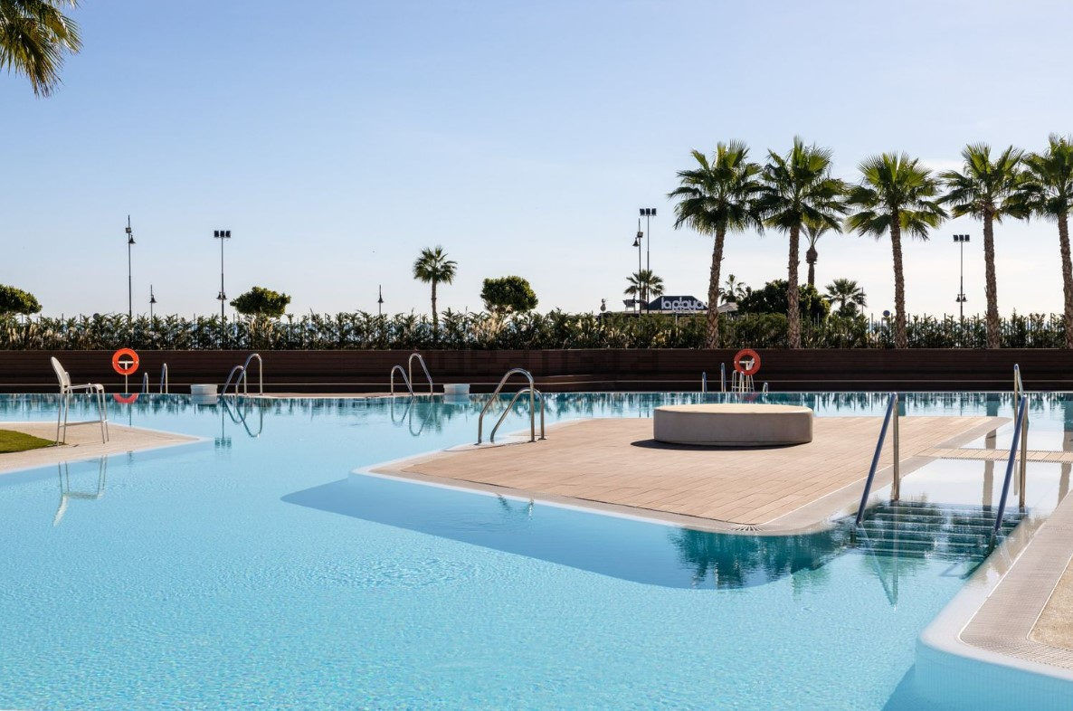Luminoso apartamento con jardin privado en primera linea de playa