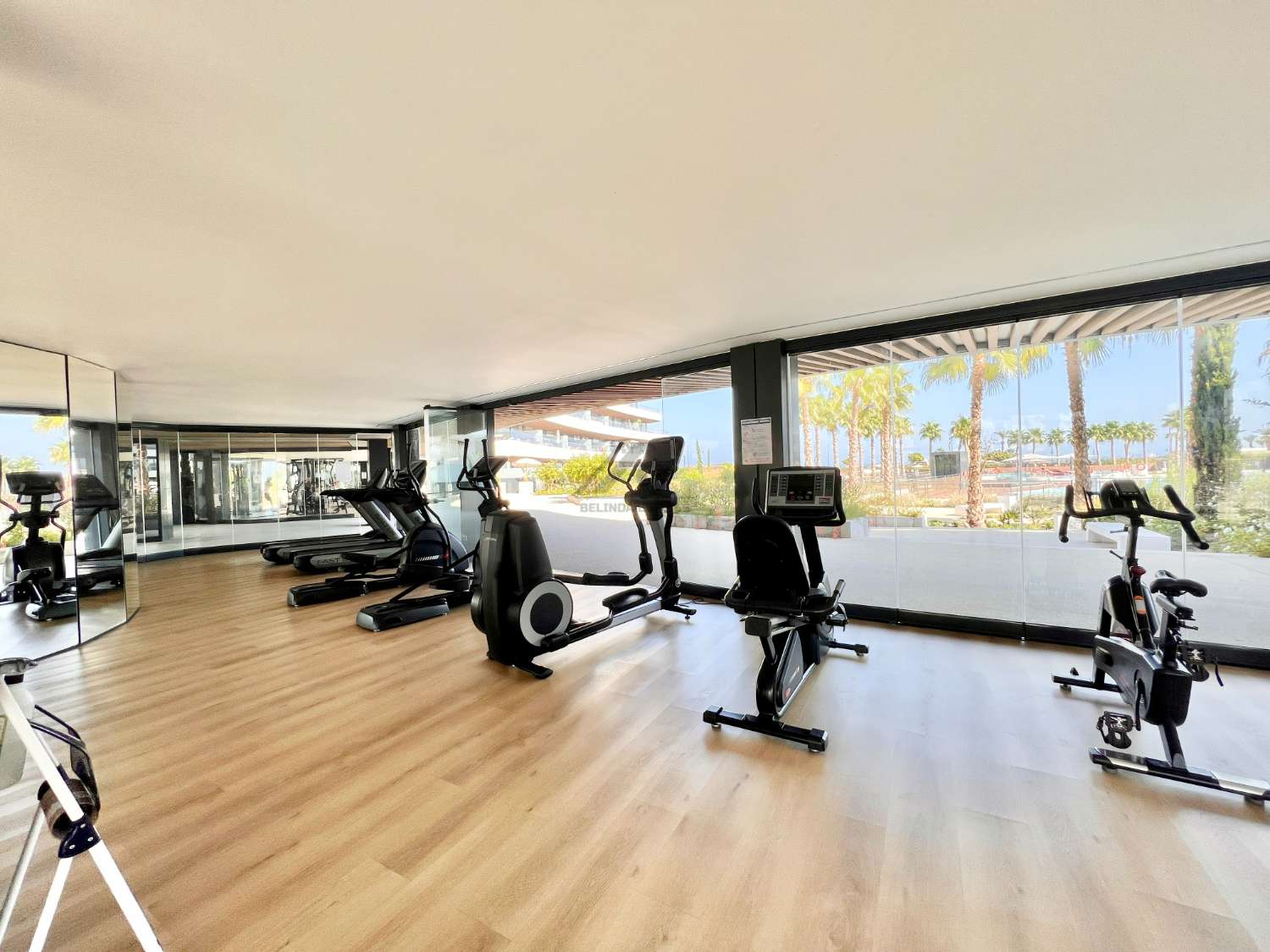Luminoso apartamento con jardin privado en primera linea de playa
