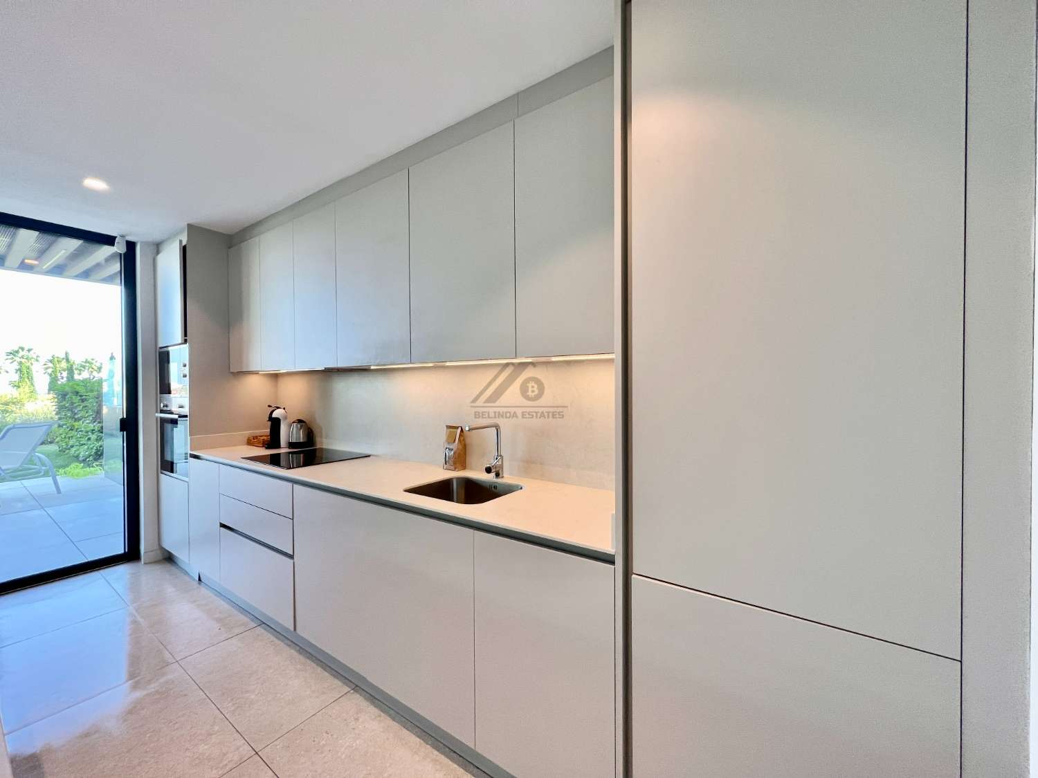 Luminoso apartamento con jardin privado en primera linea de playa