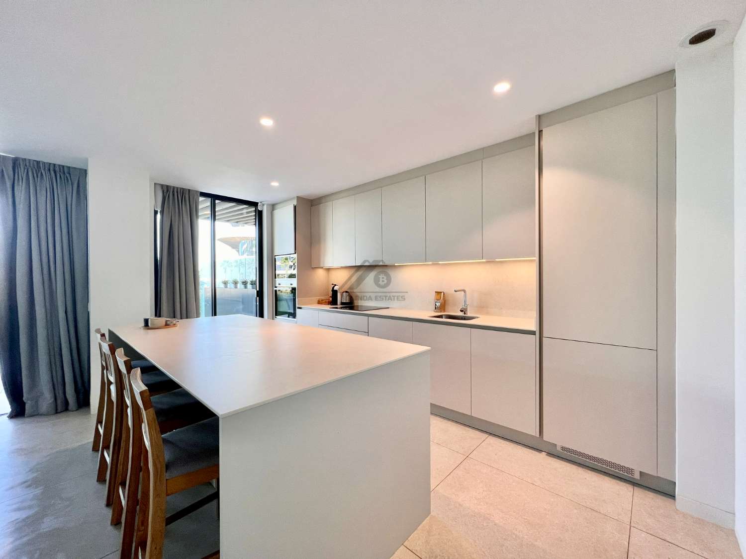 Luminoso apartamento con jardin privado en primera linea de playa