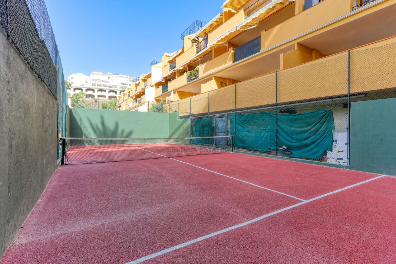 Licht appartement aan het strand