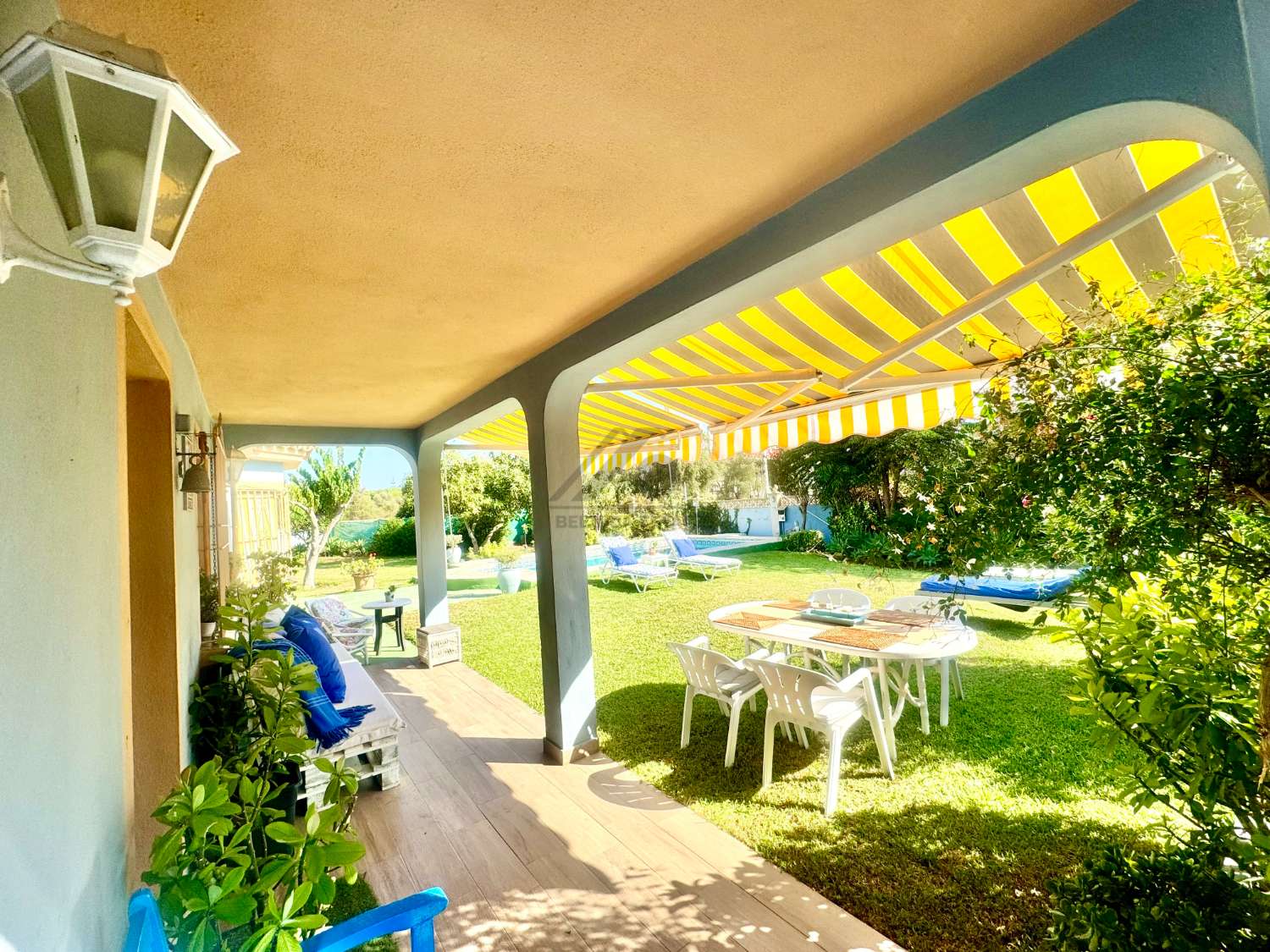 Maison individuelle avec piscine et 1000 mètres de jardin