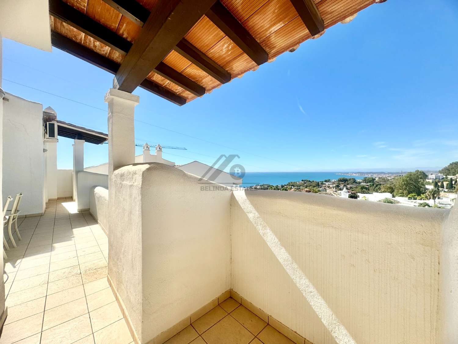 Penthouse with pool and sea views in Benalmadena Pueblo