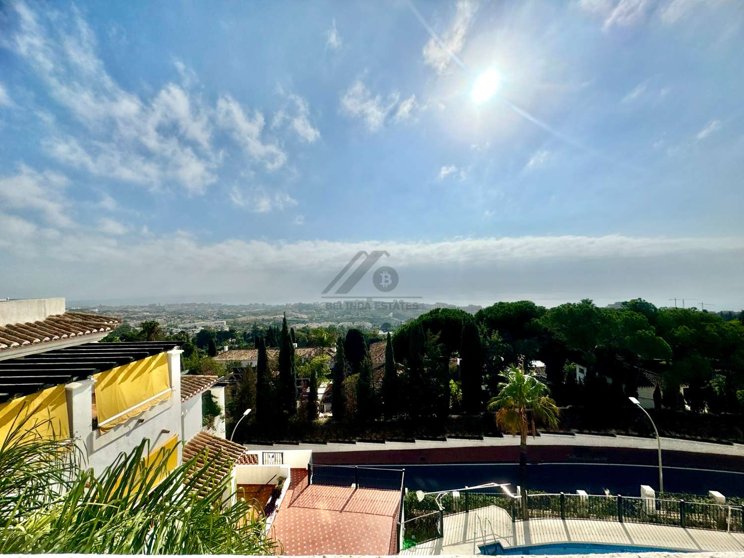 Ático con terraza y vistas al mar en Benalmádena Pueblo