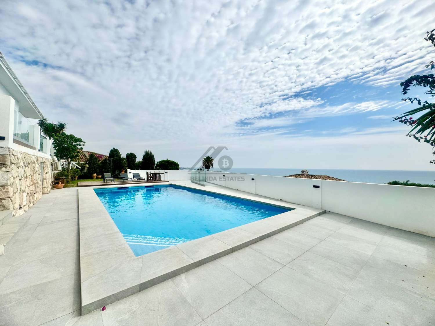 Villa con piscina e impresionantes vistas al mar