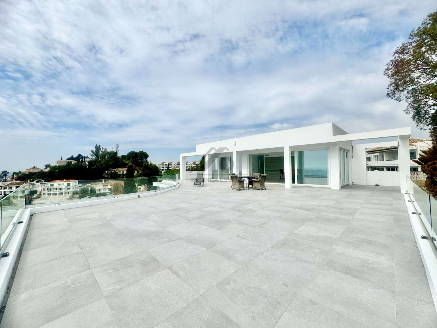 Villa con piscina e impresionantes vistas al mar