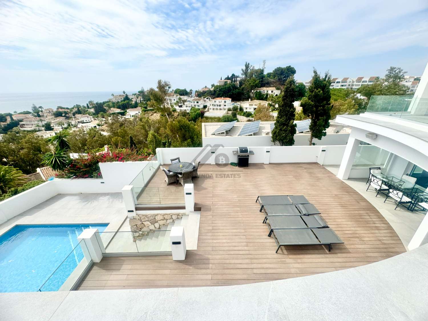 Villa con piscina e impresionantes vistas al mar