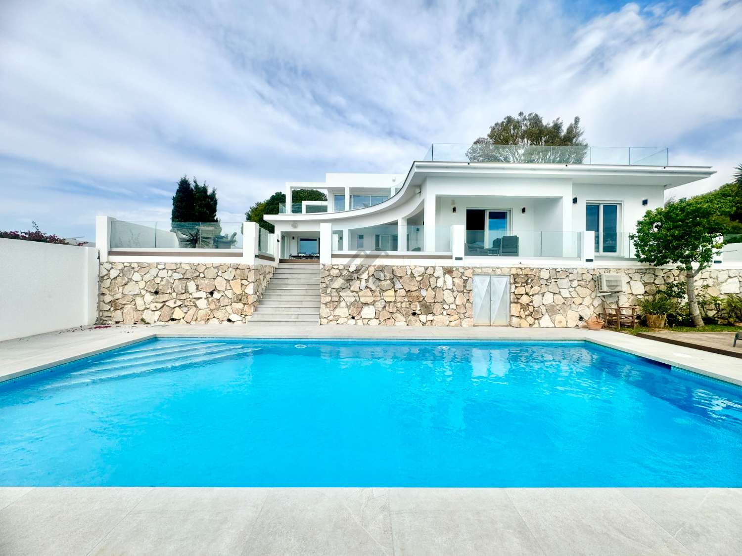 Villa con piscina e impresionantes vistas al mar