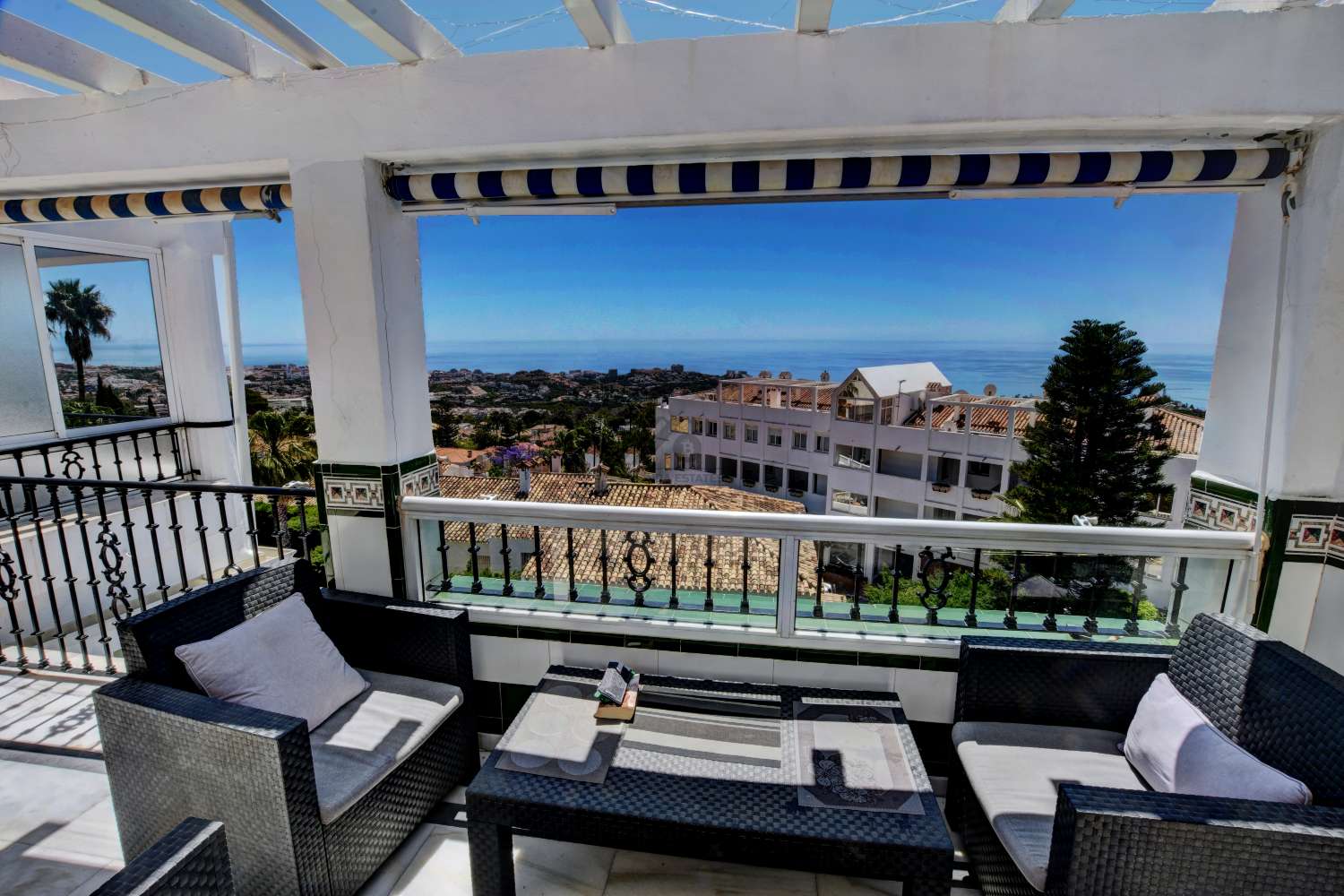 Světlý penthouse s výhledem na moře v Benalmádena Pueblo