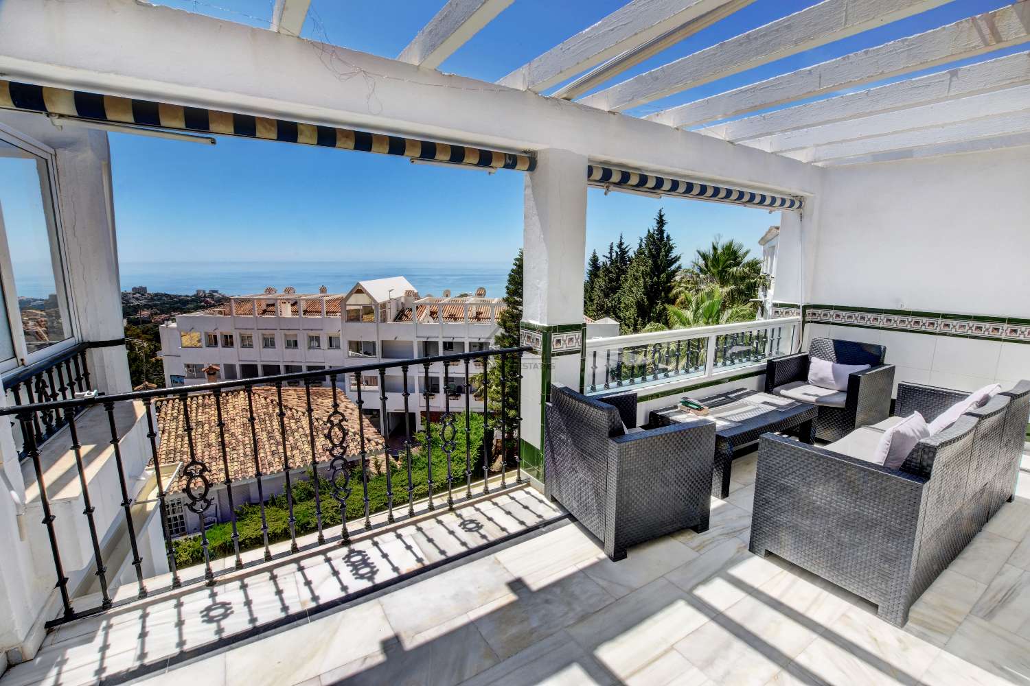Světlý penthouse s výhledem na moře v Benalmádena Pueblo