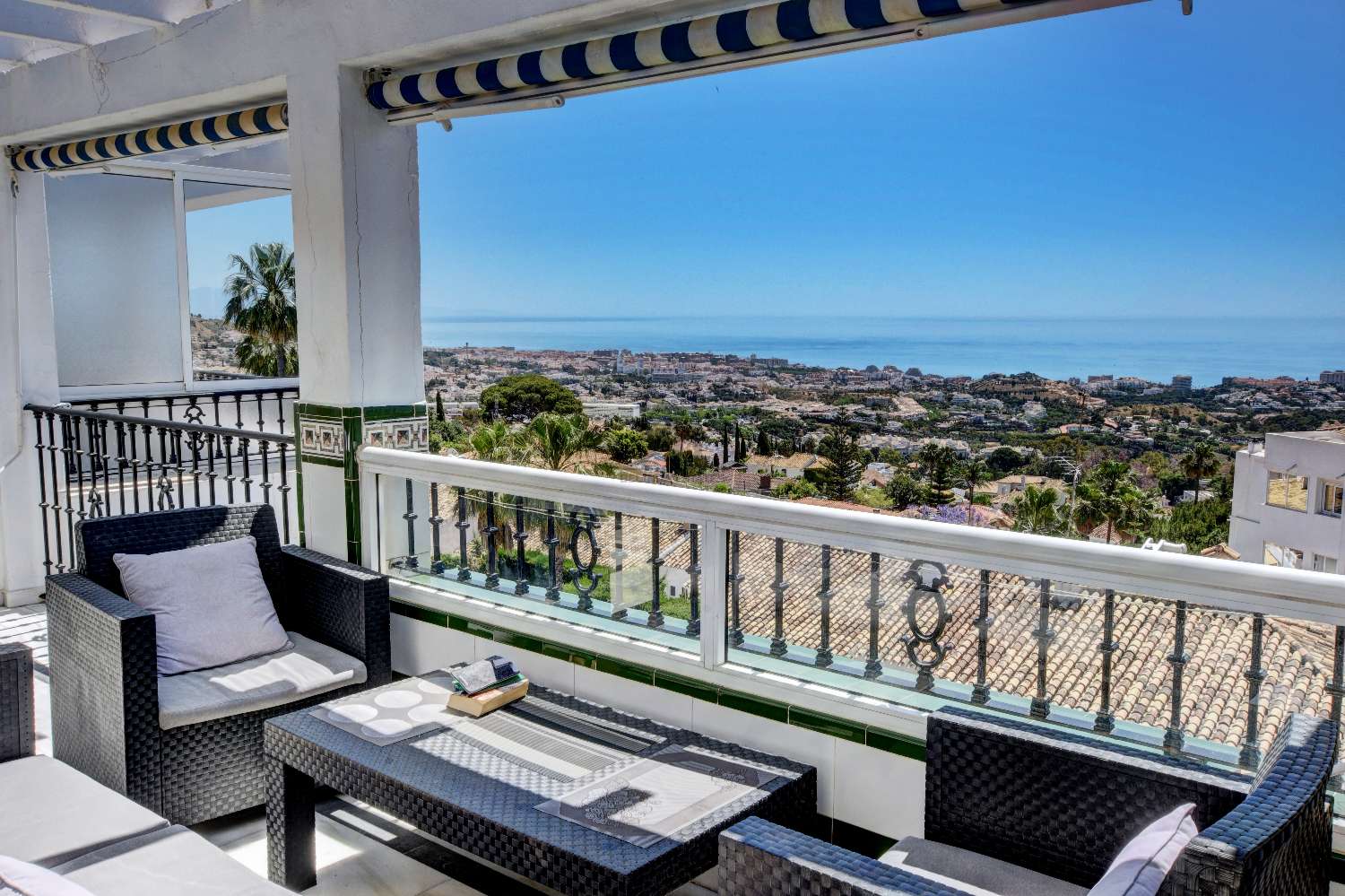 Světlý penthouse s výhledem na moře v Benalmádena Pueblo