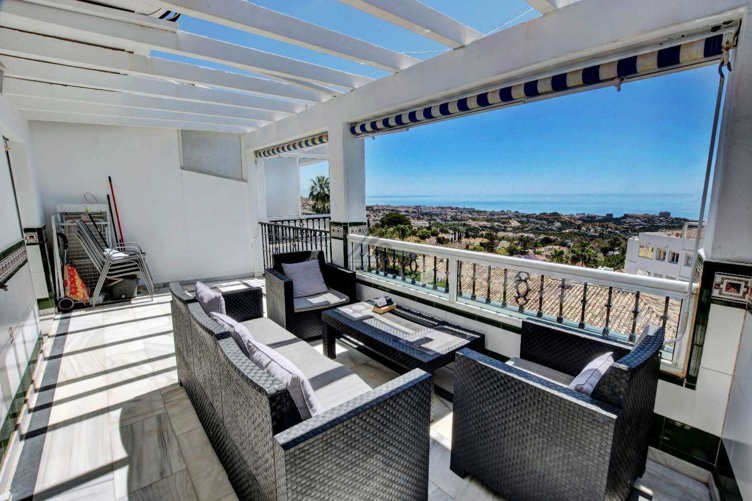 Světlý penthouse s výhledem na moře v Benalmádena Pueblo