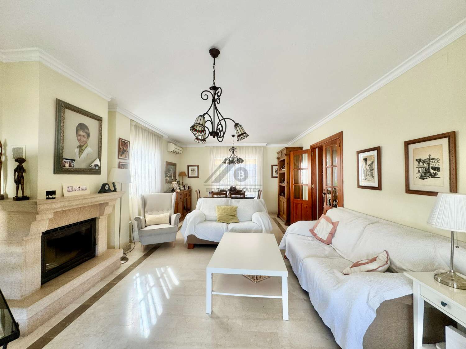 Wonderful detached house with garden and pool