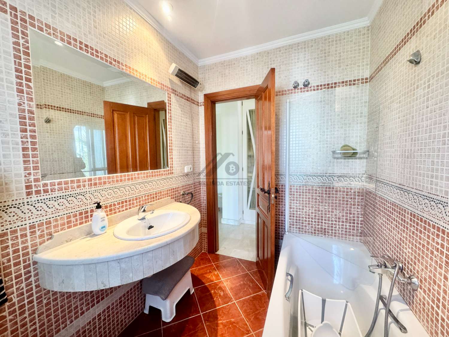 Wonderful detached house with garden and pool