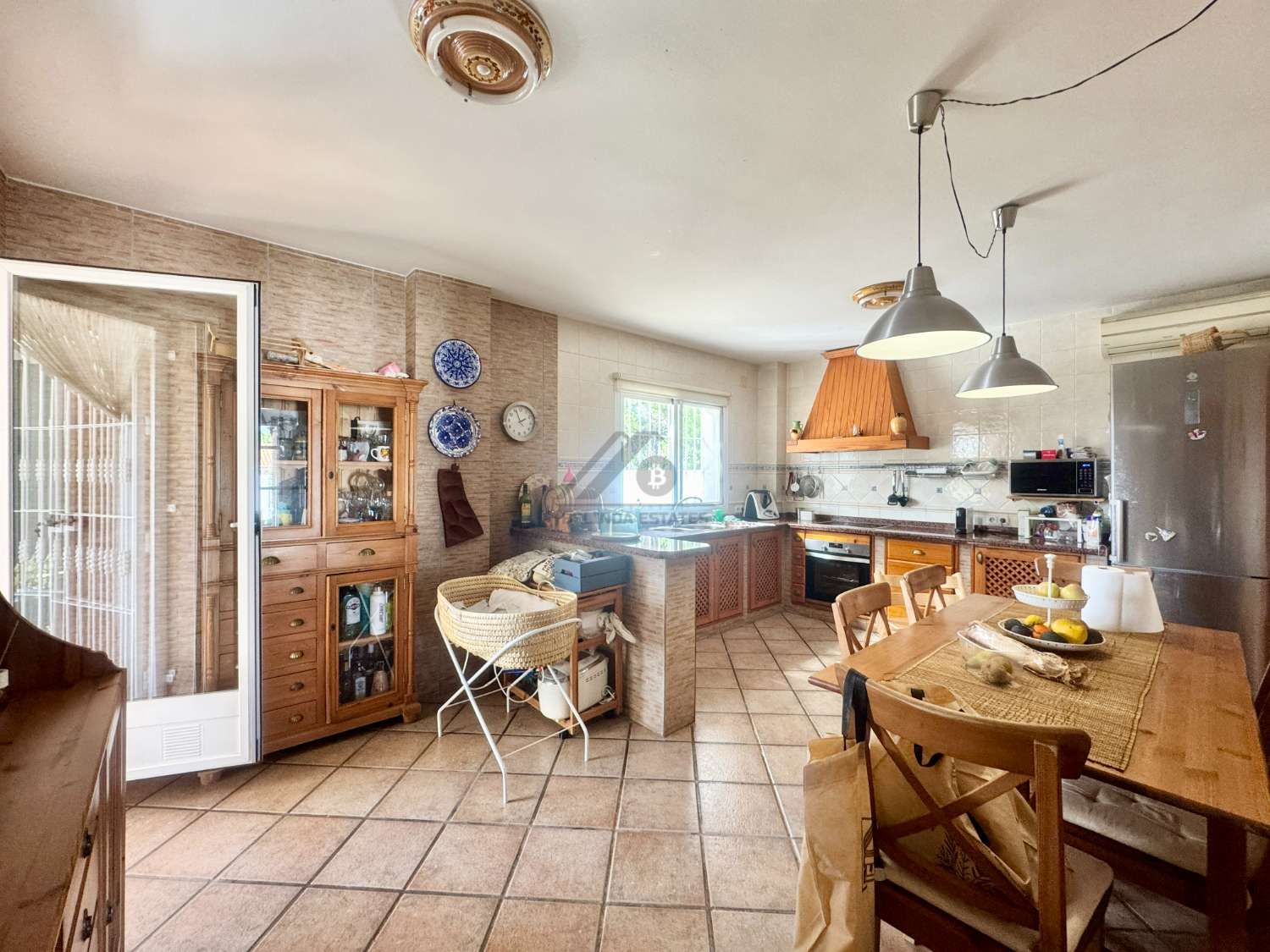 Wonderful detached house with garden and pool