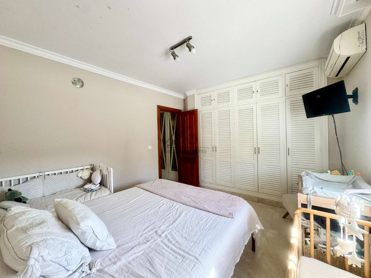 Wonderful detached house with garden and pool