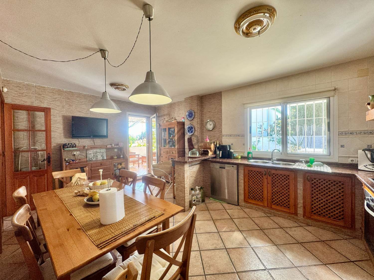 Wonderful detached house with garden and pool