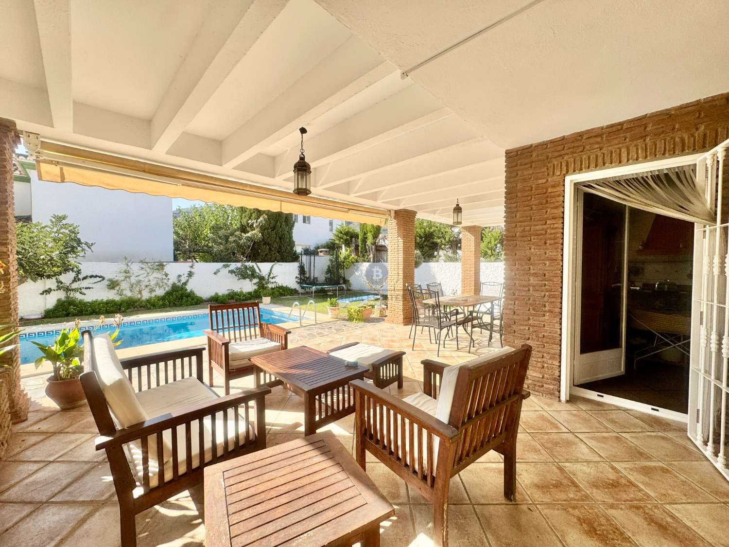 Wonderful detached house with garden and pool