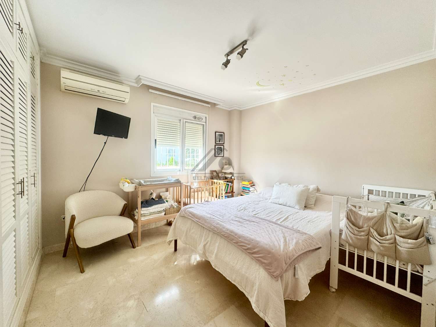 Wonderful detached house with garden and pool