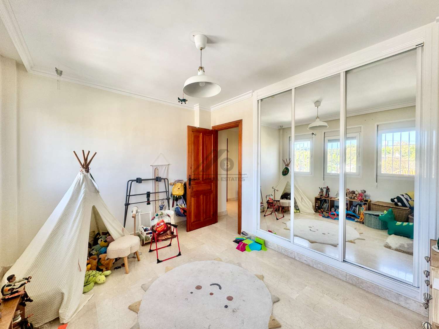 Wonderful detached house with garden and pool