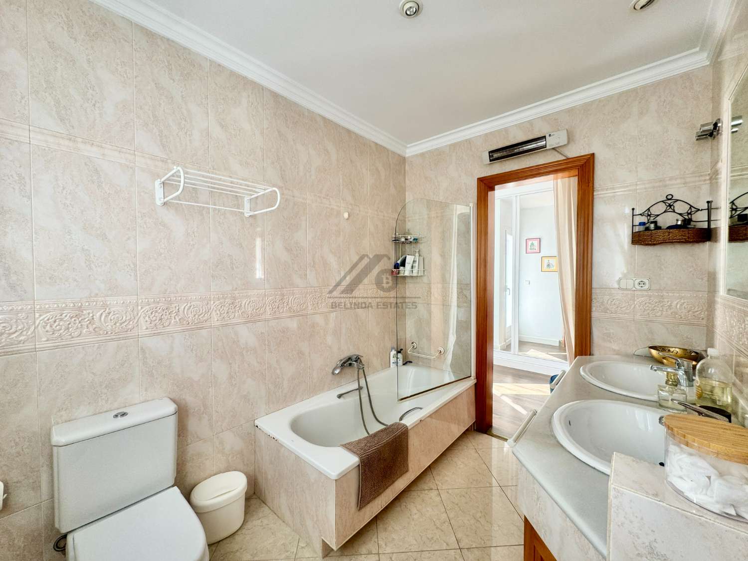 Wonderful detached house with garden and pool