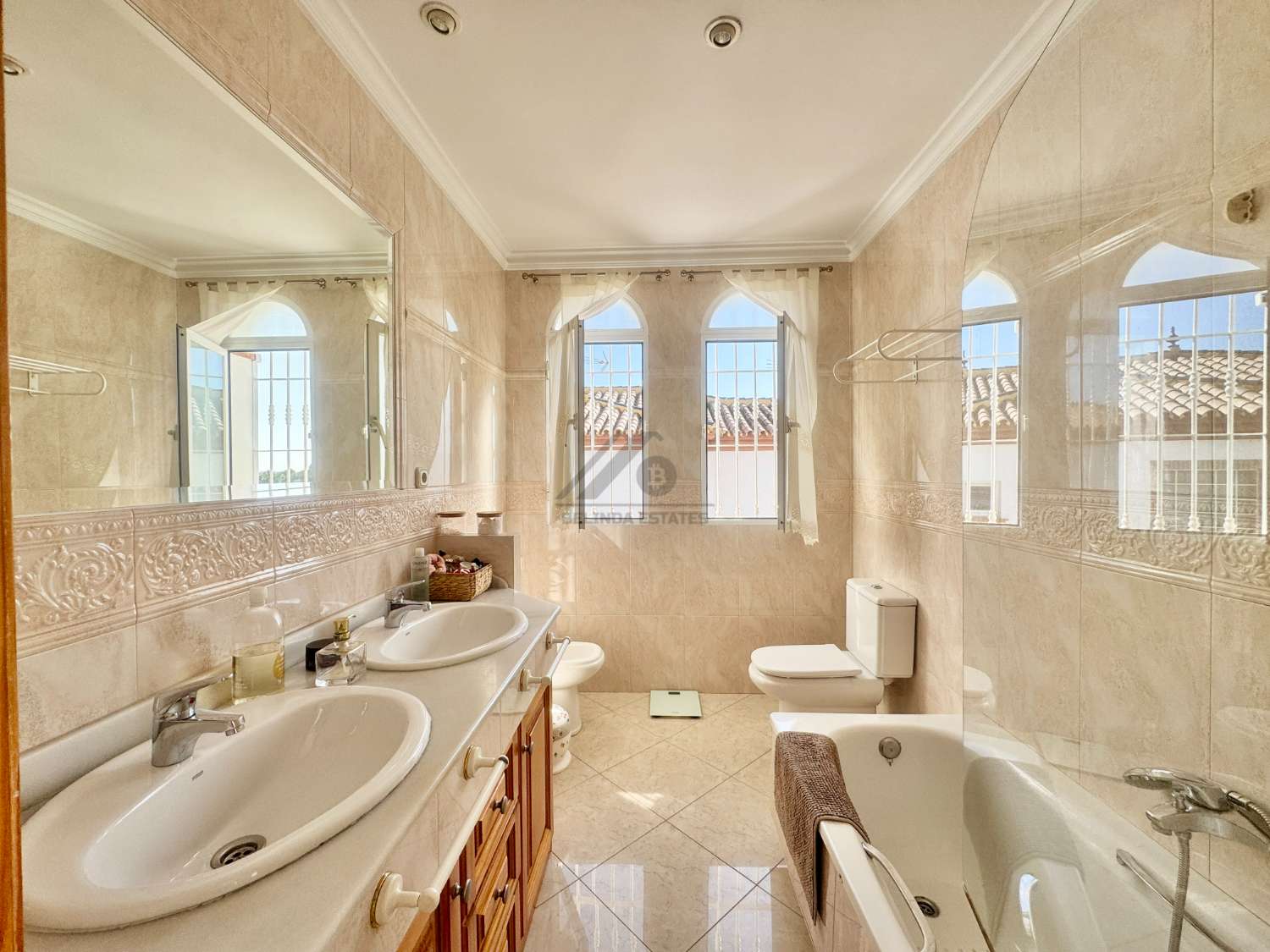 Wonderful detached house with garden and pool